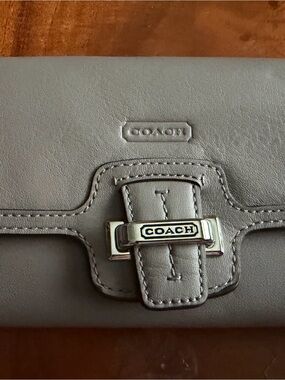 LIKE NEW COACH GREY LEATHER WOMENS WITH SILVER COACH LOGO